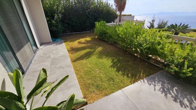 Bodrum Gümüşlükte Satılık Güvenlikli Denize Sıfır Sitede Manzaralı Daire