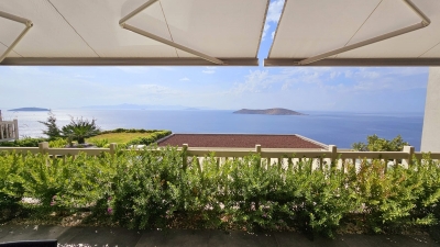 Bodrum Gümüşlükte Satılık Güvenlikli Denize Sıfır Sitede Manzaralı Daire