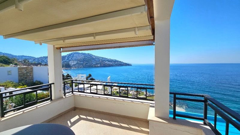 Bodrum Yalıkavakta Satılık Denize Sıfır Özel Plajlı Sitede Deniz Manzaralı Daire