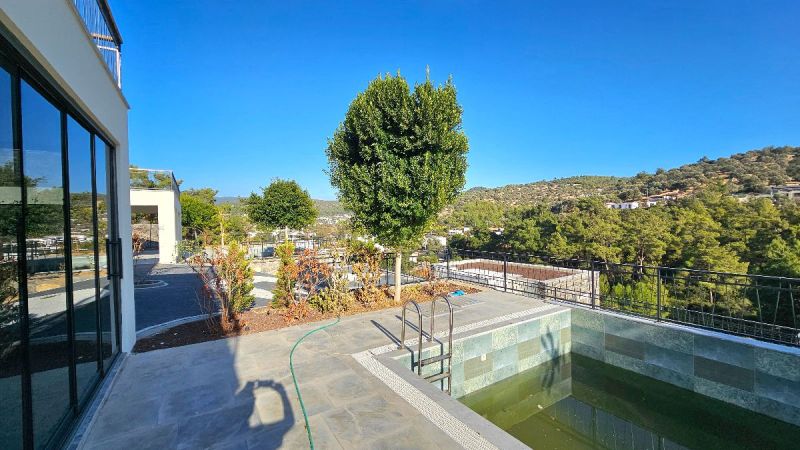 Bodrum Yalıçiftlikte Satılık Güvenlikli Sitede Ormanın içinde Özel Havuzlu Geniş Bahçeli 4+1 Sıfır Villa