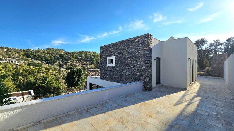 Bodrum Yalıçiftlikte Satılık Güvenlikli Sitede Ormanın içinde Özel Havuzlu Geniş Bahçeli 4+1 Sıfır Villa