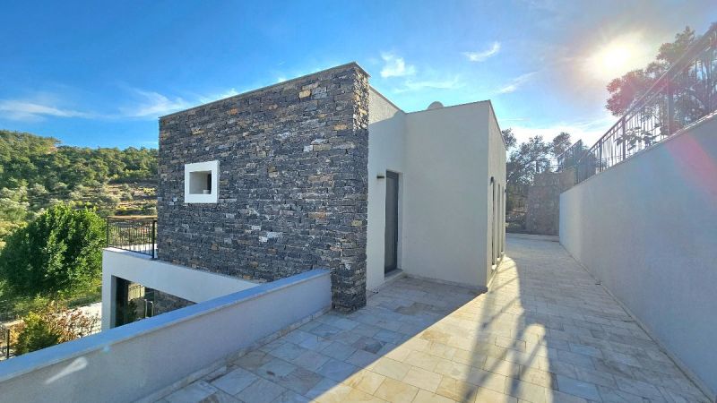 Bodrum Yalıçiftlikte Satılık Güvenlikli Sitede Ormanın içinde Özel Havuzlu Geniş Bahçeli 4+1 Sıfır Villa