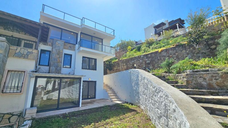 Bodrum Gümüşlükte Satılık Deniz Manzaralı ikiz Tripleks Villa
