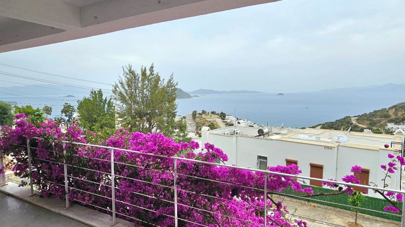 Bodrum Kadıkalesinde Satılık Özel Plajlı Site içinde Deniz Manzaralı Yenilenmiş Tripleks Villa