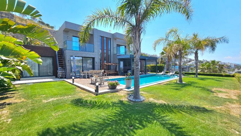Bodrum Yalıkavakta Satılık Özel Havuzlu Deniz Manzaralı Müstakil Villa