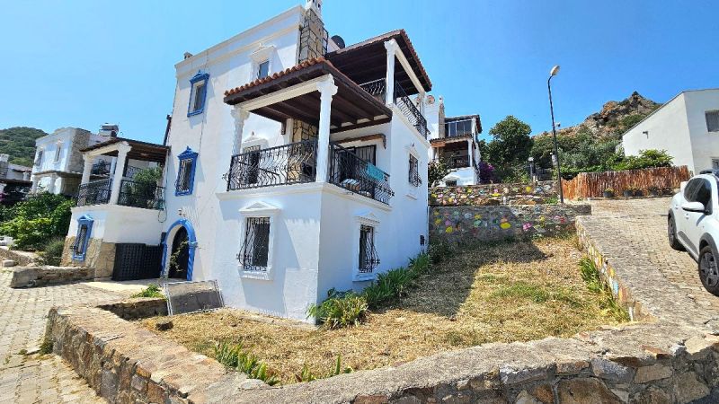 Bodrum Gümüşlük'te Satılık Deniz ve Doğa Manzaralı Geniş Bahçeli 2+2 ikiz Tripleks
