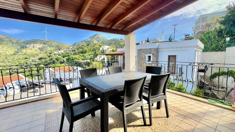 Bodrum Yalıkavakta Satılık Havuzlu Sitede Doğa Manzaralı üst Kat 2+1 Ferah Daire