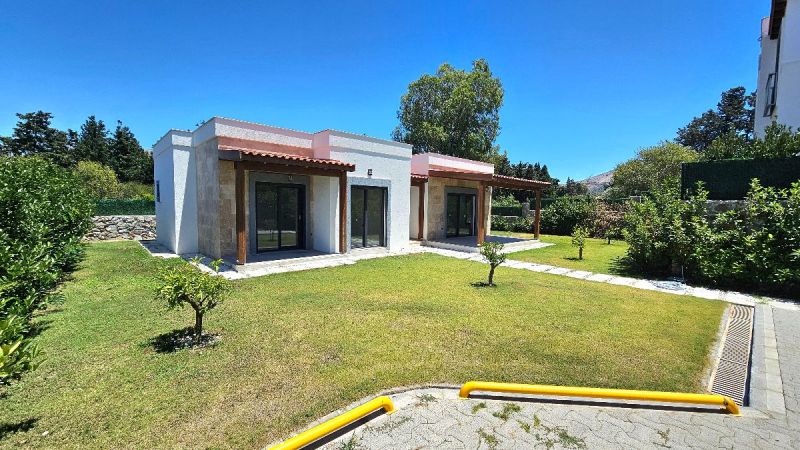 Bodrum Gümüşlük'te Satılık Merkezi Konumda Müstakil Tek Katlı Sıfır 3+1 Bahçeli Villa