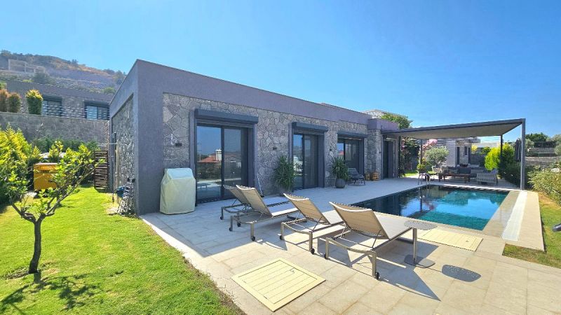 Bodrum Yalıkavakta Satılık Tek Katlı özel Havuzlu Geniş Bahçeli 6+1 Müstakil Villa