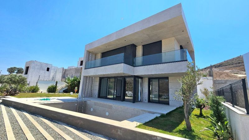 Bodrum Gümüşlükte Satılık özel Havuzlu Geniş Bahçeli Müstakil 5+1 Sıfır Villa
