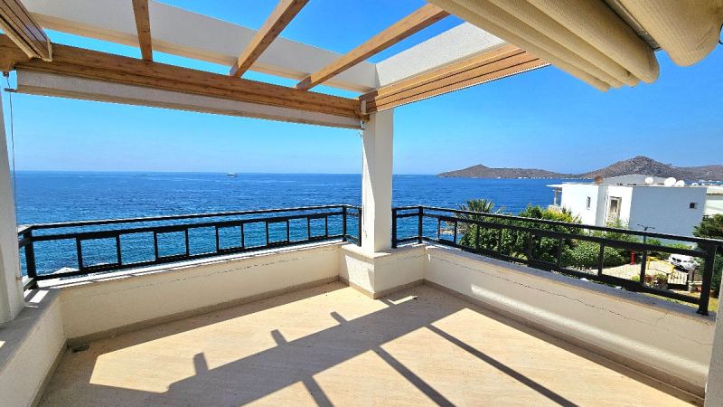 Bodrum Yalıkavakta Satılık Denize Sıfır özel Plajlı Sitede 3+1 Deniz manzaralı Daire
