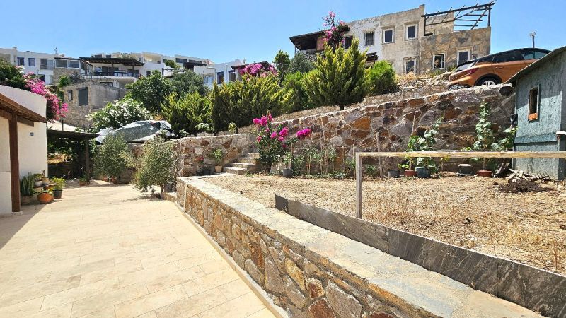 Bodrun Gümüşlükte Satılık Havuzlu Sitede Bahçeli 3+1 Dubleks Ev