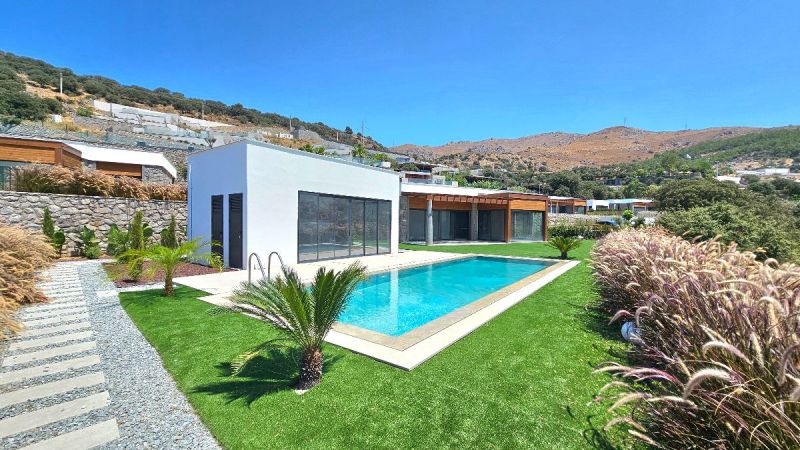 Bodrum Gümüşlükte Satılık özel Havuzlu Geniş Bahçeli Müstakil Tek Katlı Sıfır Villa