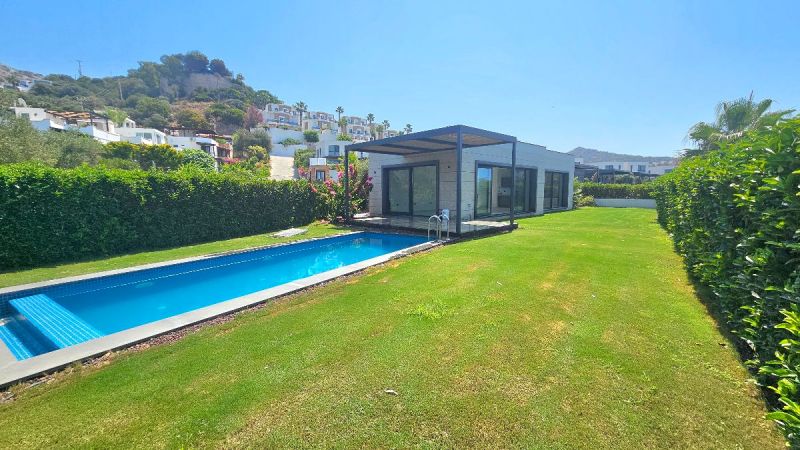 Bodrum Gümüşlükte Satılık Denize 20 metre mesafede özel havuzlu geniş bahçeli 6+1 sıfır villa