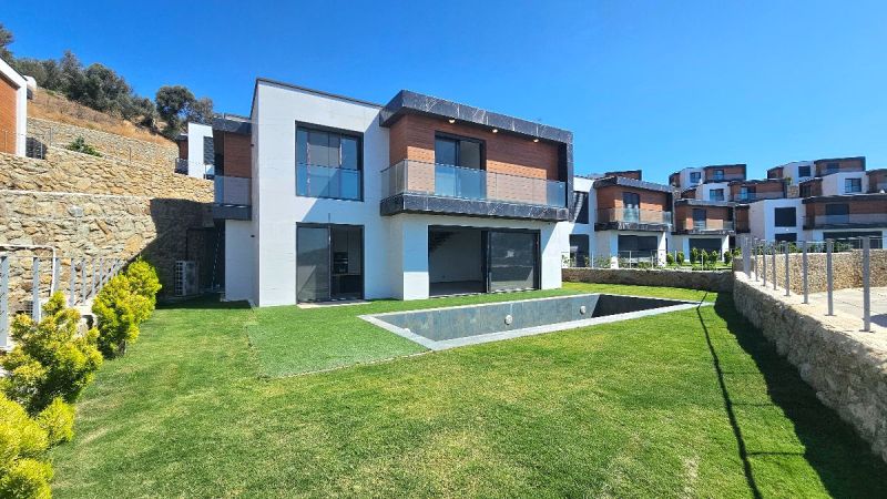 Bodrum Gümüşlükte Satılık Anlaşmalı özel plajı olan sitede özel havuzlu müstakil 4+1 deniz manzaralı sıfır villa