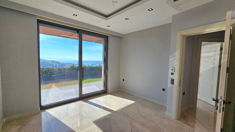 Bodrum Yalıkavakta Satılık özel havuzlu deniz manzaralı geniş bahçeli müstakil villa