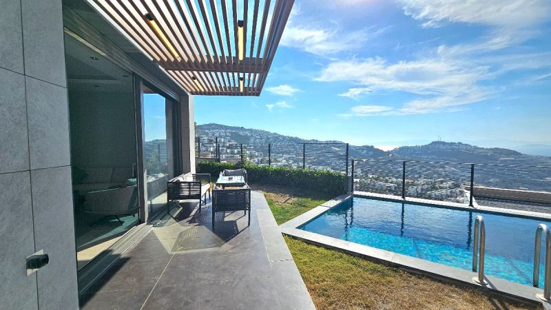 Bodrum Yalıkavakta Satılık özel havuzlu deniz manzaralı geniş bahçeli müstakil villa