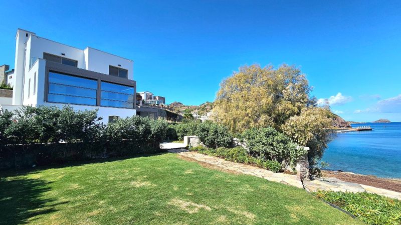 Bodrum Yalıkavakta Satılık Denize Sıfır Villa