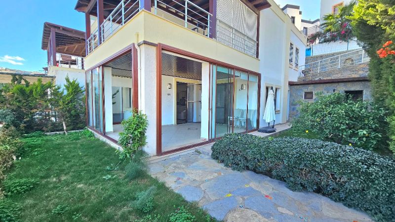 Bodrum Gümüşlükte Satılık havuzlu sitede 2+1 deniz manzaralı bahçeli Daire