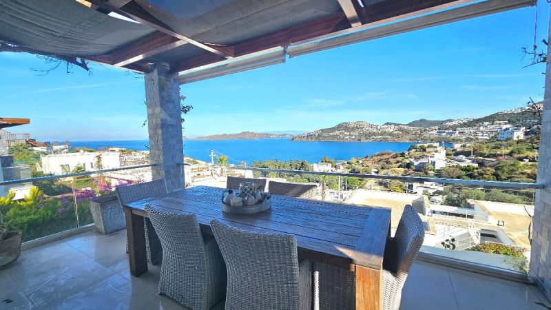 Bodrum Gümüşlükte Satılık Havuzlu sitede deniz manzaralı 3+1 düzayak daire