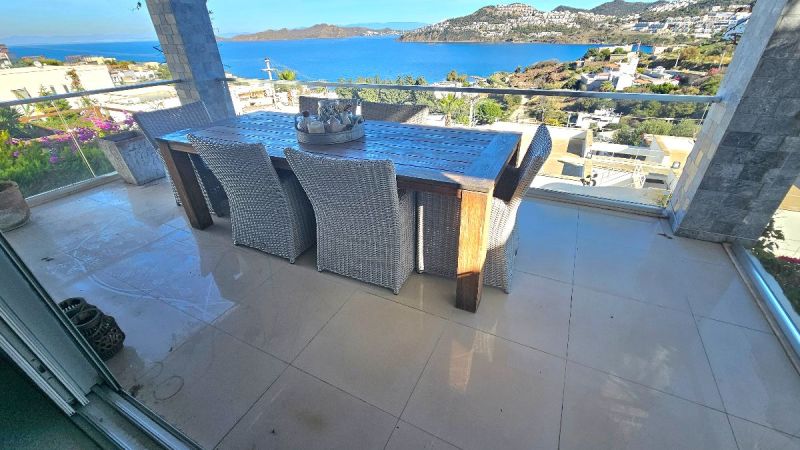 Bodrum Gümüşlükte Satılık Havuzlu sitede deniz manzaralı 3+1 düzayak daire