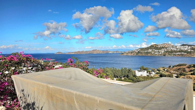 Bodrum Gümüşlükte Satılık Havuzlu sitede deniz manzaralı 3+1 düzayak daire