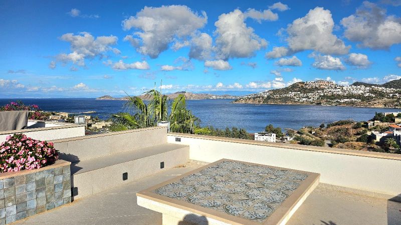 Bodrum Gümüşlükte Satılık Havuzlu sitede deniz manzaralı 3+1 düzayak daire