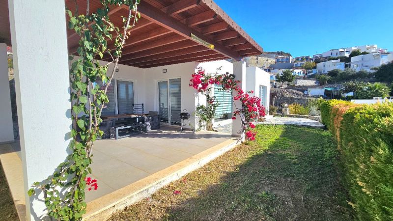 Bodrum Gümüşlükte Satılık Havuzlu Sitede Tek Katlı Eşyalı 4+1 Müstakil villa