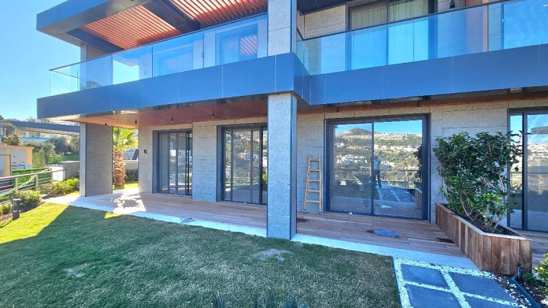 Bodrum Gümüşlükte Satılık Denize Sıfır özel Plajlı Sitede Deniz Manzaralı 3+1 Bahçeli Sıfır Daire
