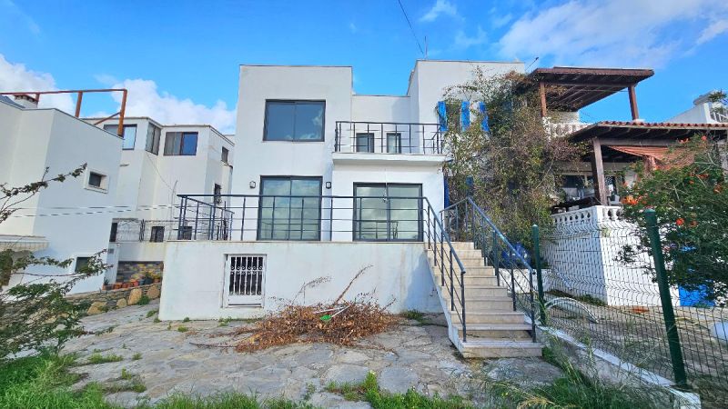 Bodrum Merkezde Satılık Kale ve deniz manzaralı geniş bahçeli 2+1 dubleks villa