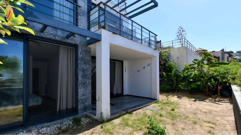Bodrum Gümüşlükte Satılık Denize 100 metre mesafede Bahçeli Deniz Manzaralı 2+1 Dubleks