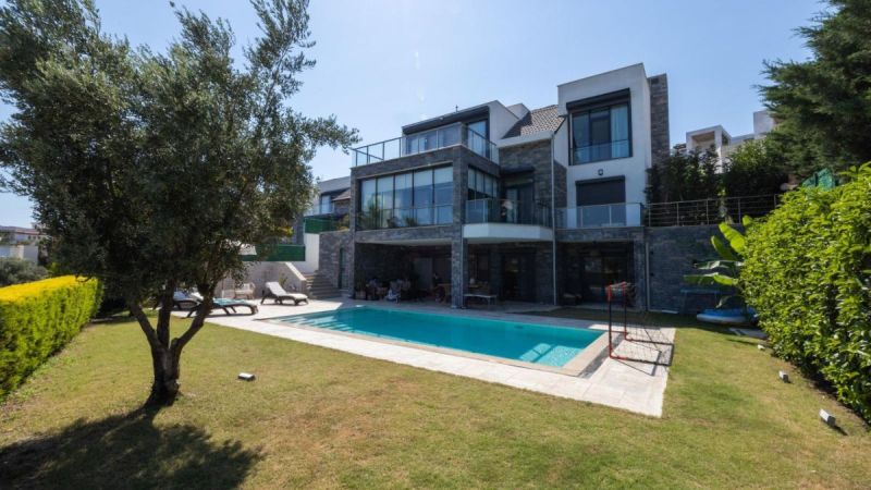 Bodrum Yalıkavakta Satılık Özel Havuzlu Geniş Bahçeli Doğa Manzaralı 6+1 Müstakil Merkezi Villa