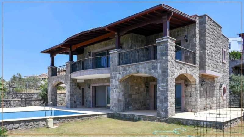 Bodrum Yalıkavakta Satılık Özel Havuzlu Deniz ve Marina Manzaralı 7+1 Müstakil Taş Villa