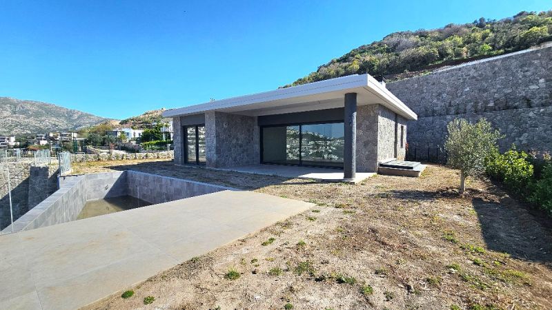Bodrum Gümüşlükte Satılık özel Havuzlu Deniz Manzaralı Geniş Bahçeli 6+2 Müstakil Sıfır Taş Villa