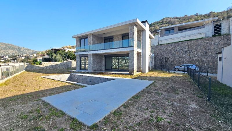 Bodrum Gümüşlükte Satılık özel Havuzlu Deniz Manzaralı Geniş Bahçeli 4+1 Müstakil Sıfır Taş Villa