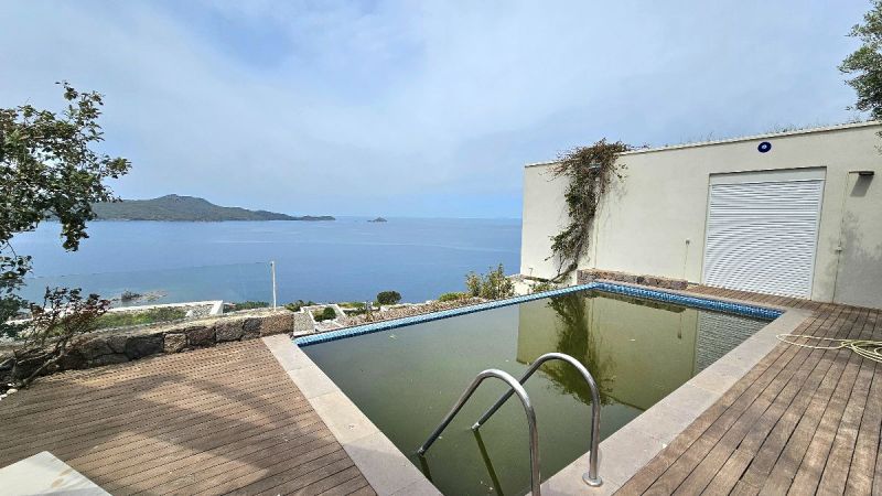 Bodrum Yalıkavakta Satılık Denize Sıfır özel Plajlı sitede Deniz Manzaralı özel Havuzlu 5+1 Müstakil Bahçeli Villa